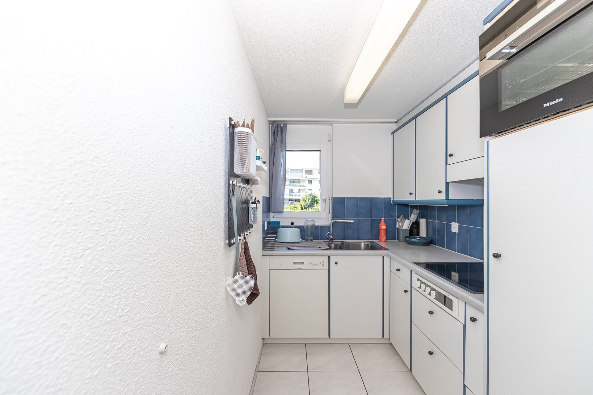 Kleine schmale Küche mit Fenster