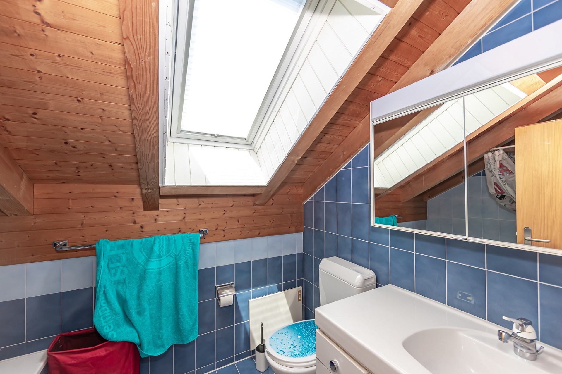 Dachgeschoss-Badezimmer mit Holzverkleidung