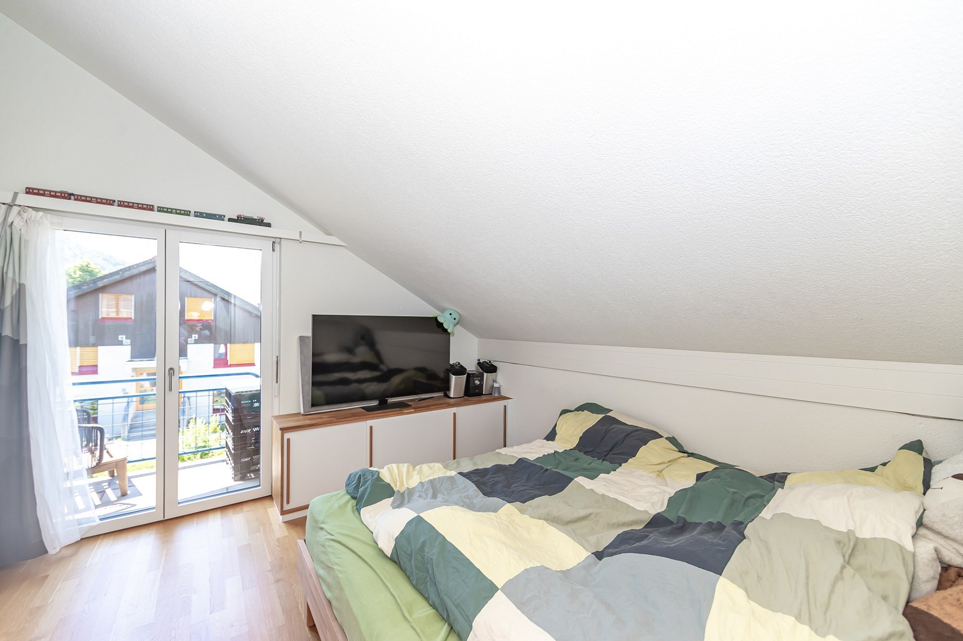 Dachgeschoss-Schlafzimmer mit Balkon