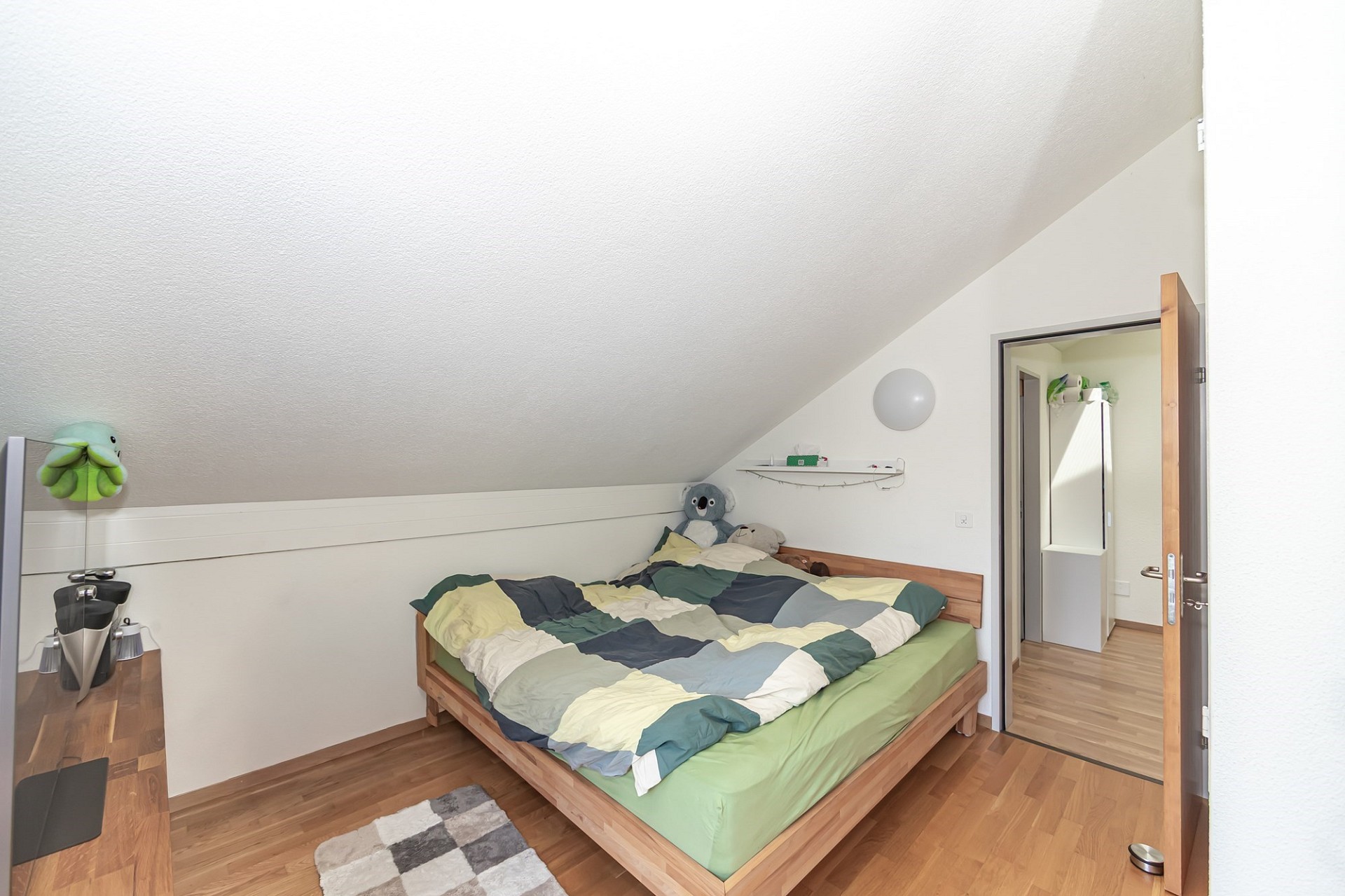 Kinderzimmer unterm Dach mit Bett