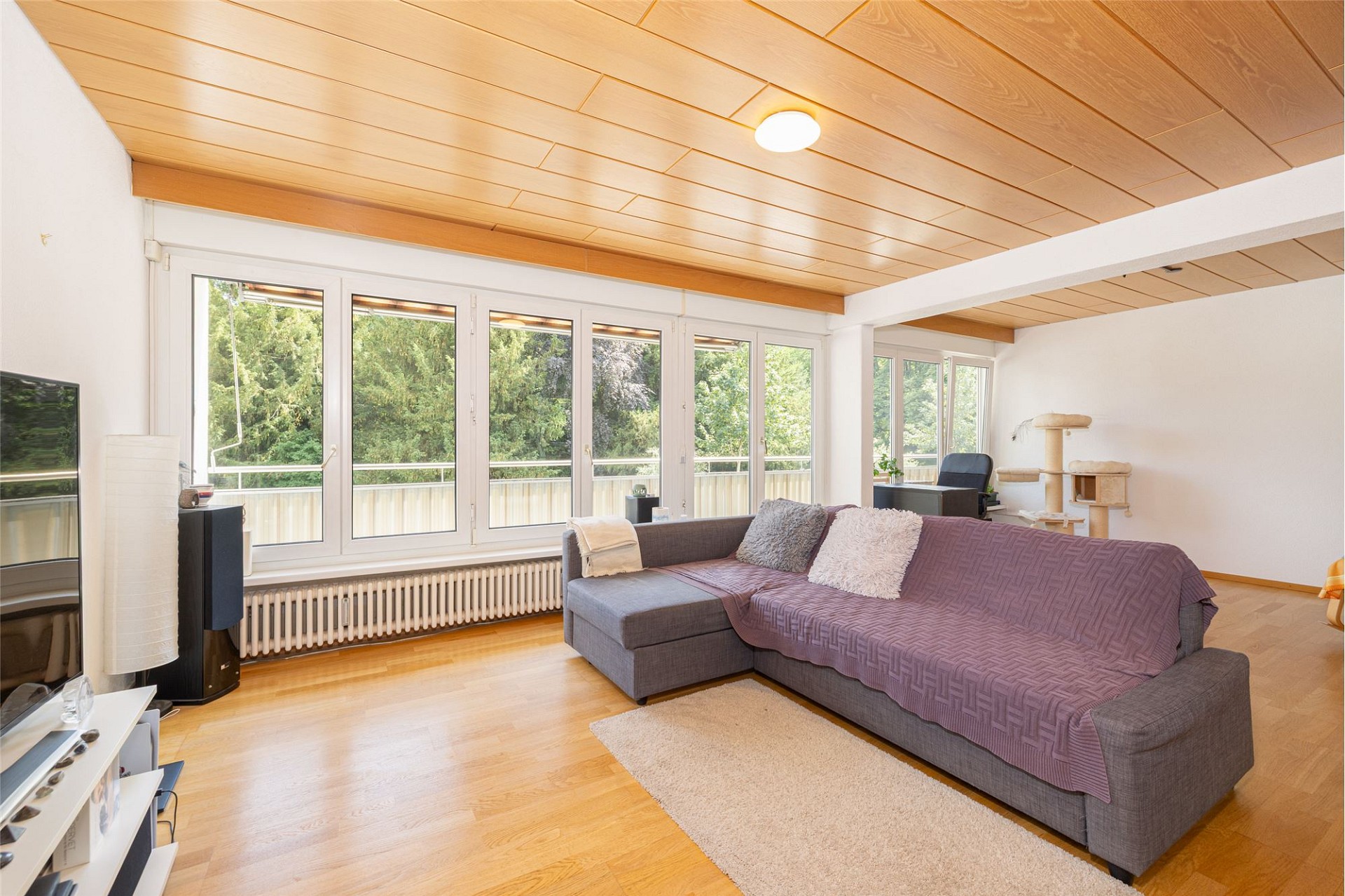 Helles Wohnzimmer mit großer Fensterfront