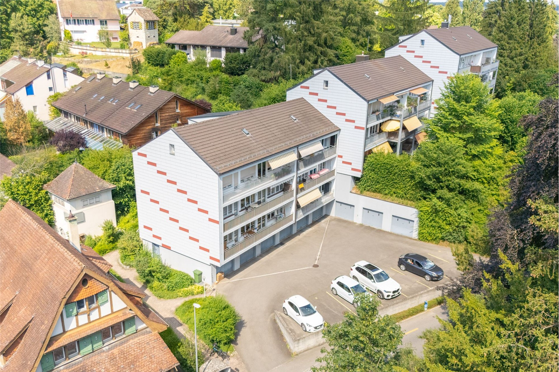 Luftaufnahme einer Wohnanlage in grüner Umgebung