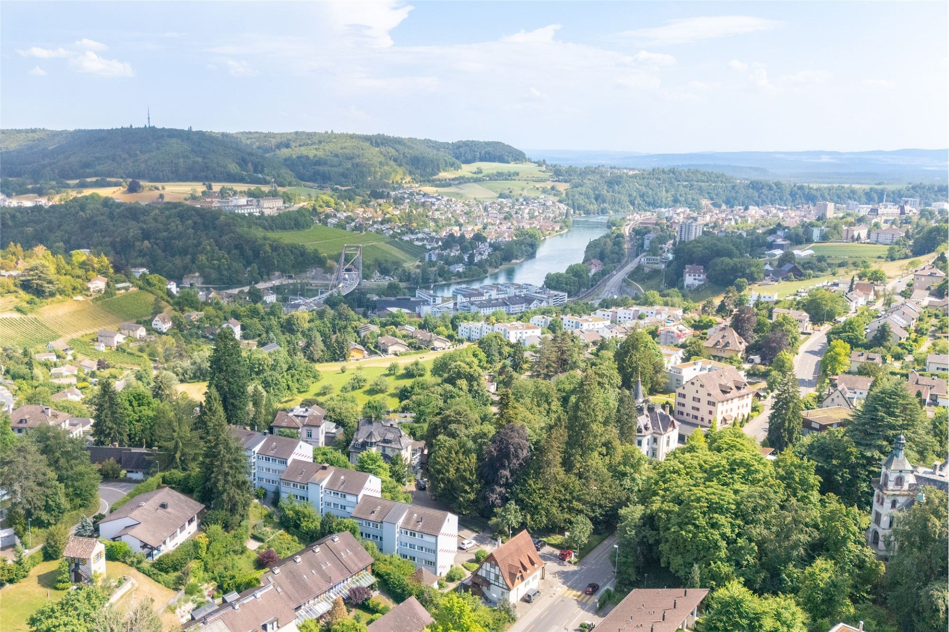 Luftaufnahme einer grünen Stadt am Fluss