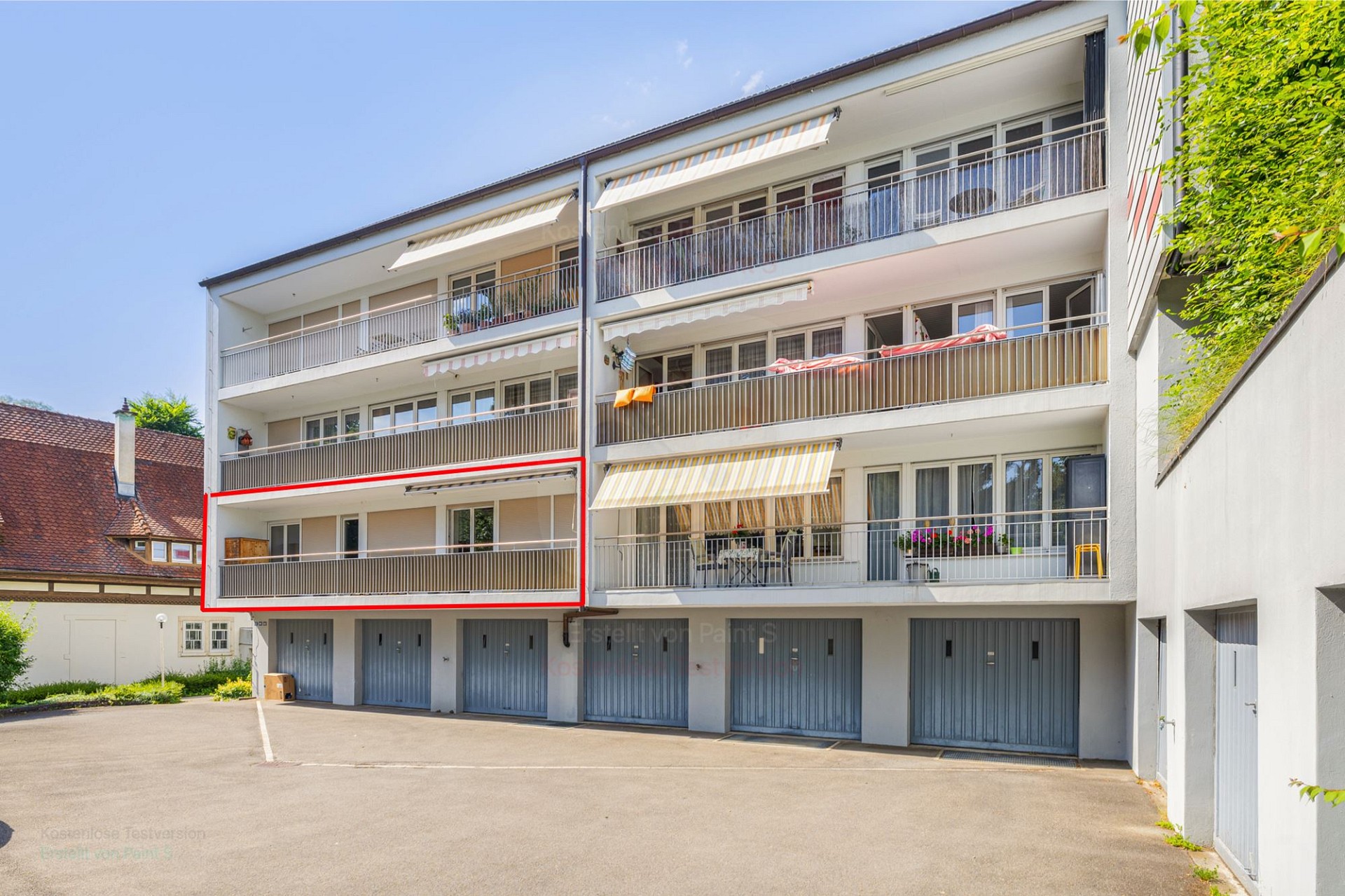 Mehrfamilienhaus mit Balkonen und Garagen