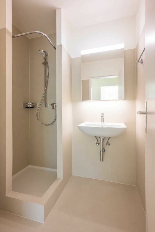 Kleines Duschbad mit Waschbecken