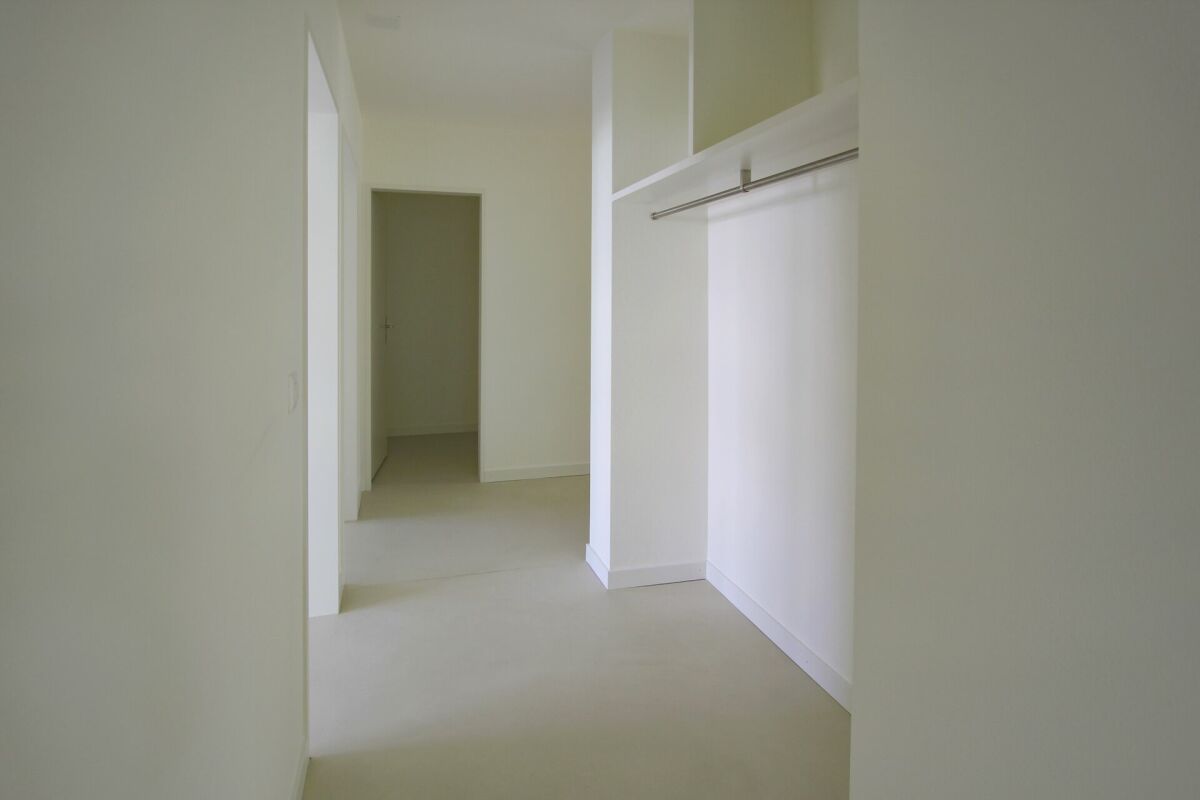 Heller Flur mit begehbarem Kleiderschrank