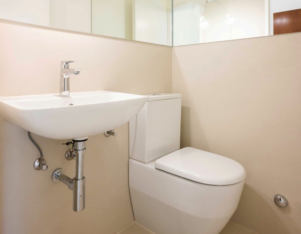 Gäste-WC mit Wand-WC und Handwaschbecken