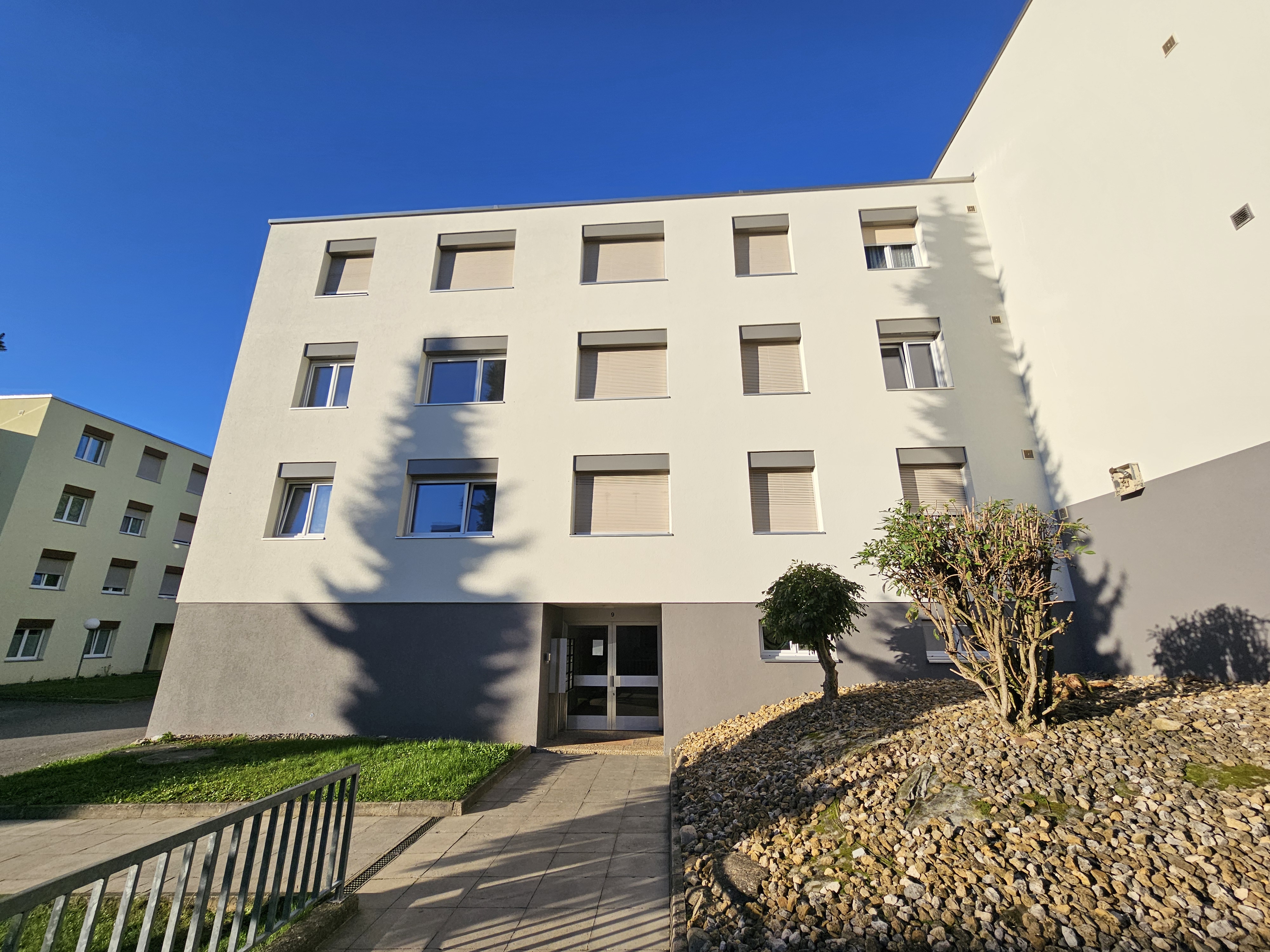 Mehrfamilienhaus mit moderner Fassade