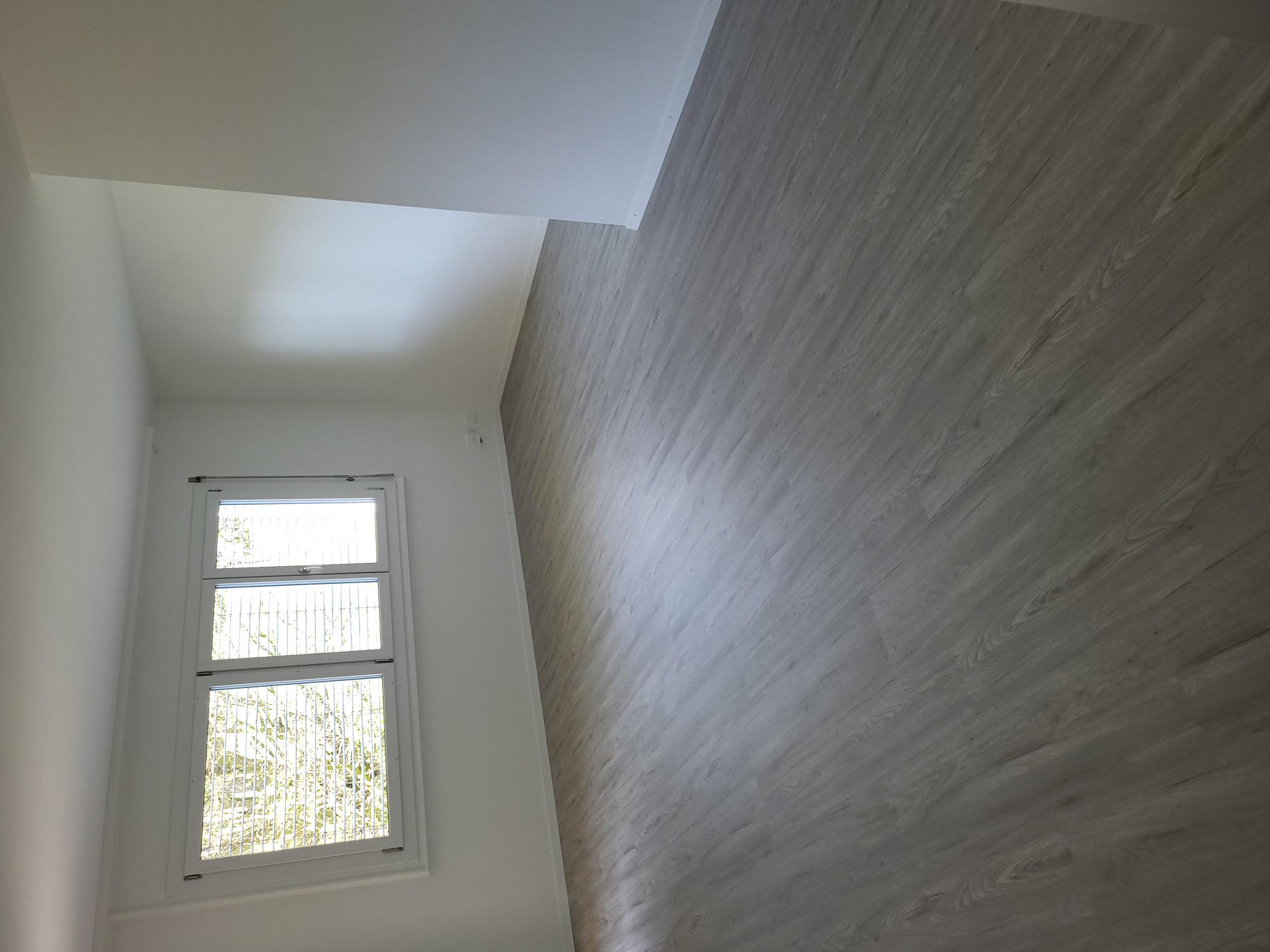 Leerer, modern renovierter Raum mit großem Fenster