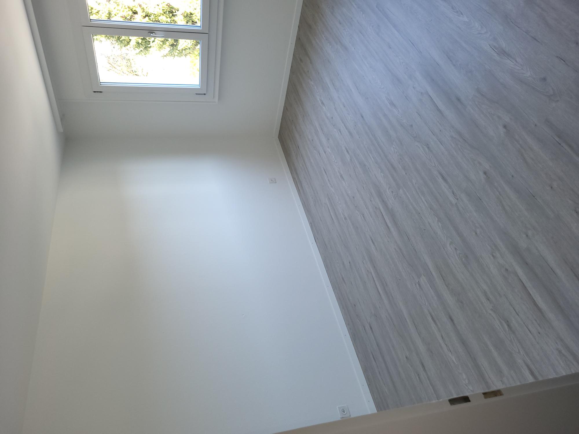 Helles, leeres Zimmer mit Fenster
