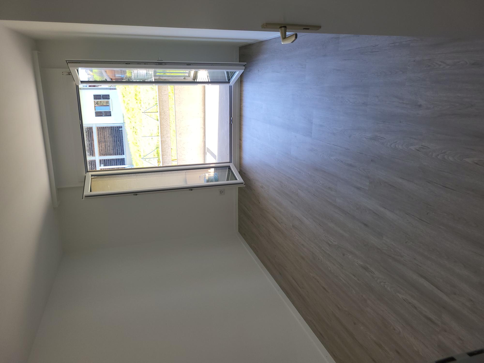 Leeres, helles Zimmer mit Balkon-/Terrassentür