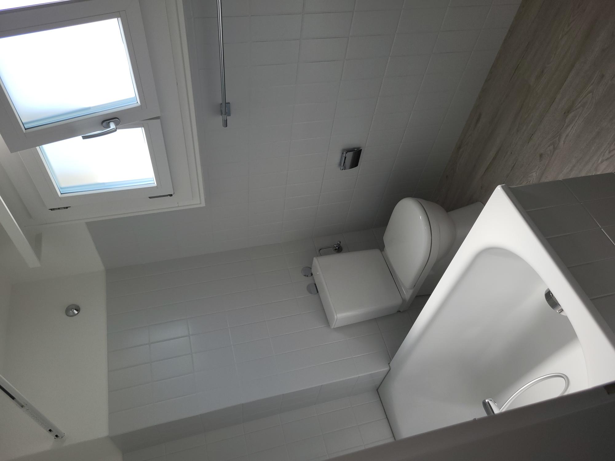 Modernes Bad mit Badewanne und WC
