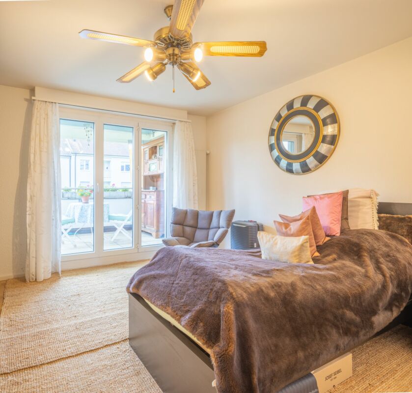 Helles Schlafzimmer mit Balkonzugang