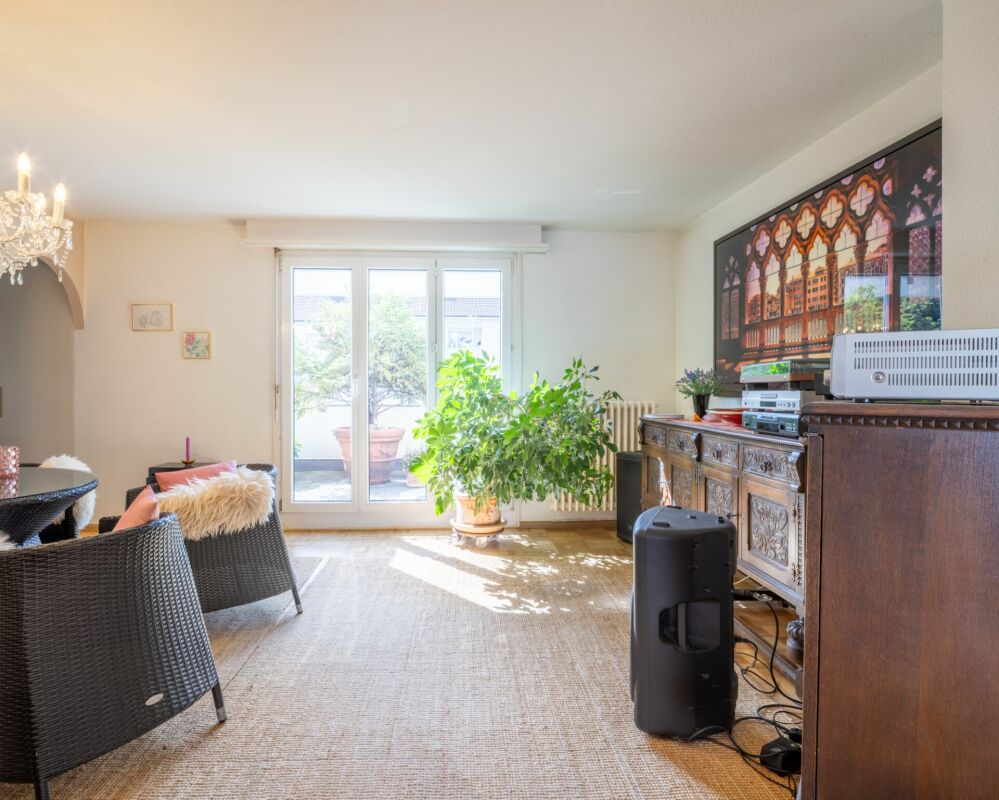 Helles Wohnzimmer mit Balkonzugang