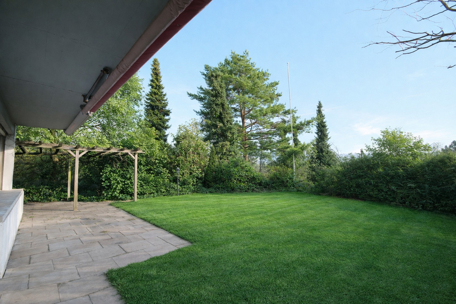 Garten mit Terrasse und Pergola