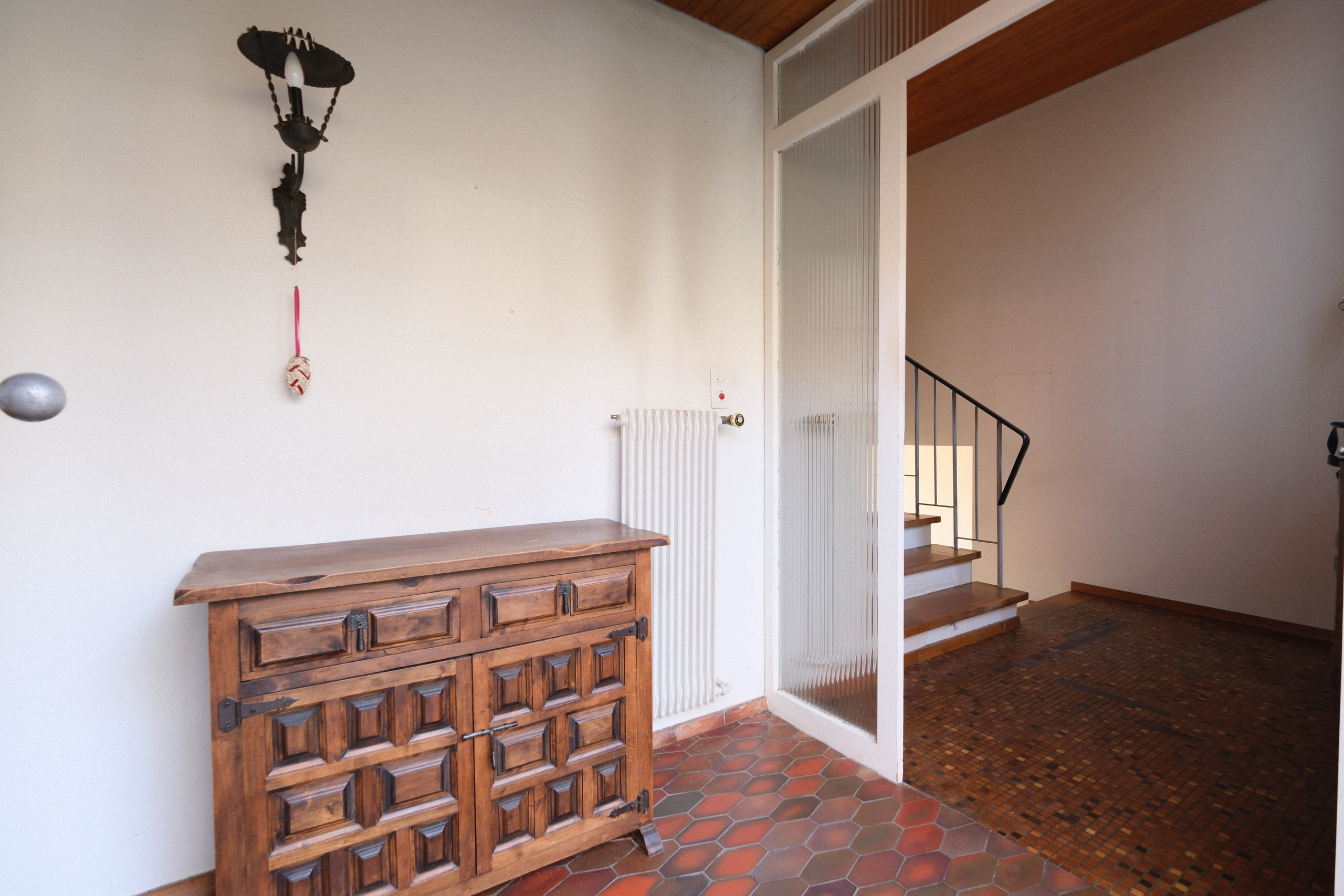 Eingangsbereich mit Treppe und Holzkommode