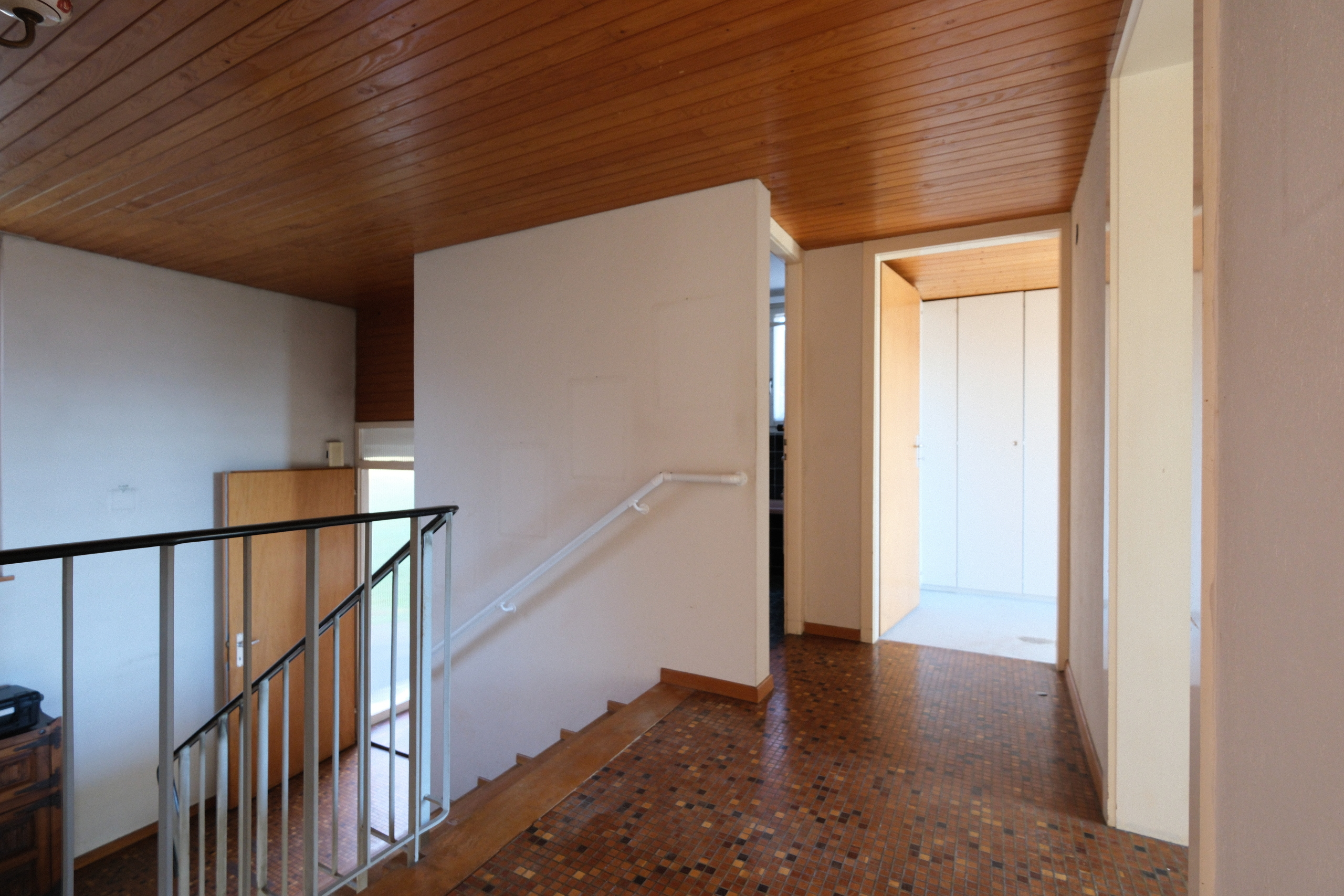 Treppenhausflur mit Holzdecke