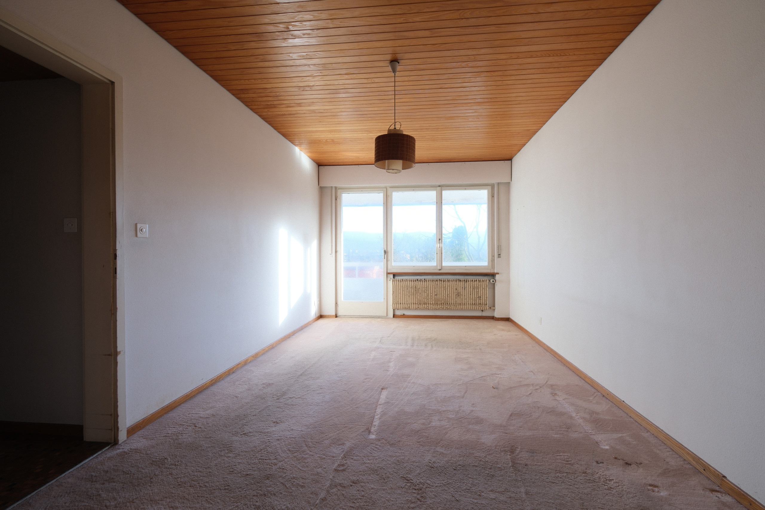 Leerer Wohnraum mit Holzdecke