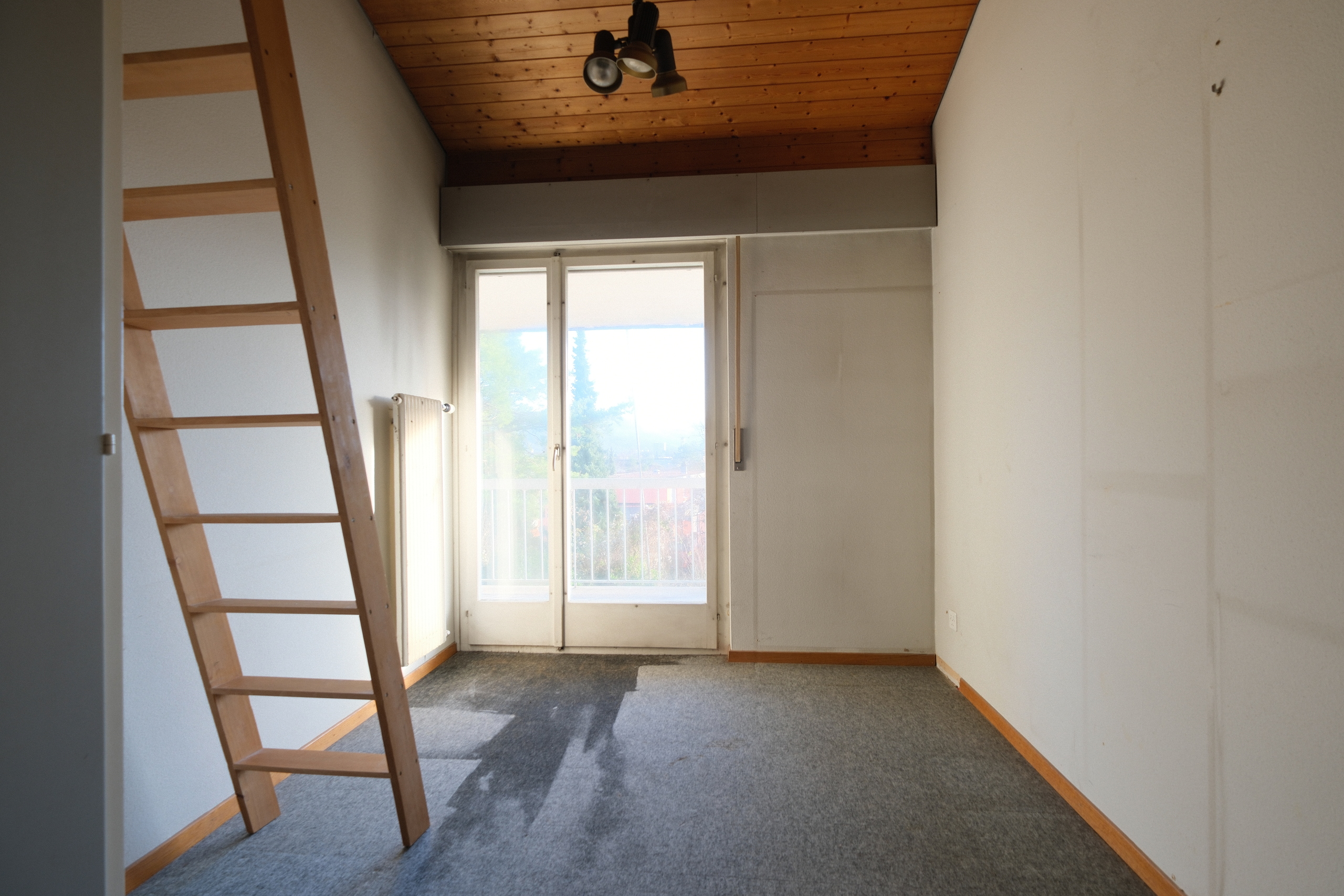 Leerer Raum mit Holzdecke und Leiter