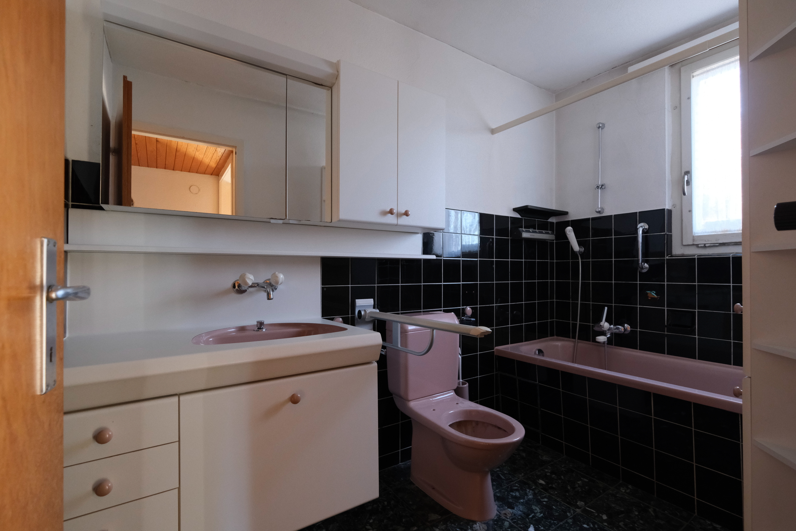 Kleines Badezimmer mit rosa Sanitärkeramik