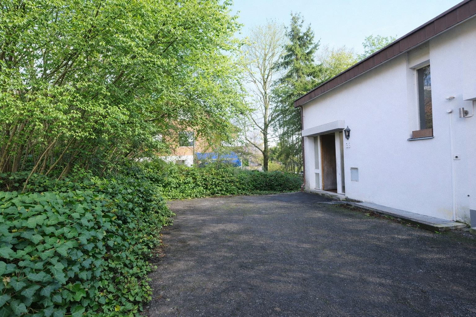 Außenansicht eines Wohnhauses mit Zufahrt
