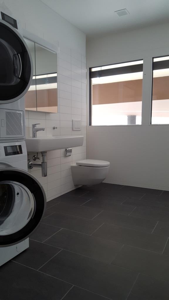 Modernes Badezimmer mit Waschtisch und WC