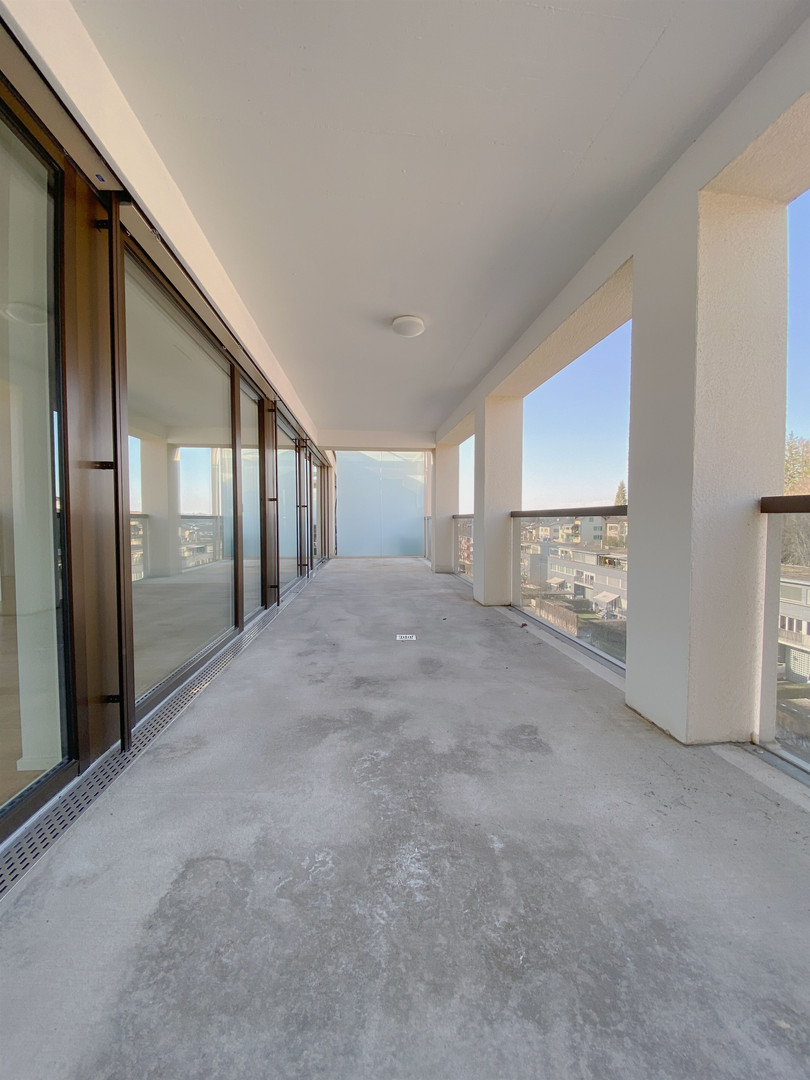 Überdachter Balkon mit Glasgeländer