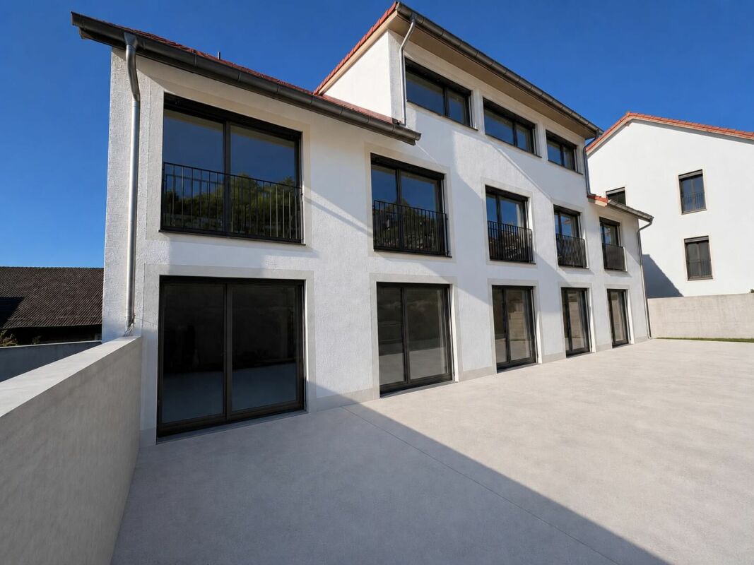 Modernes Wohnhaus mit großer Terrasse