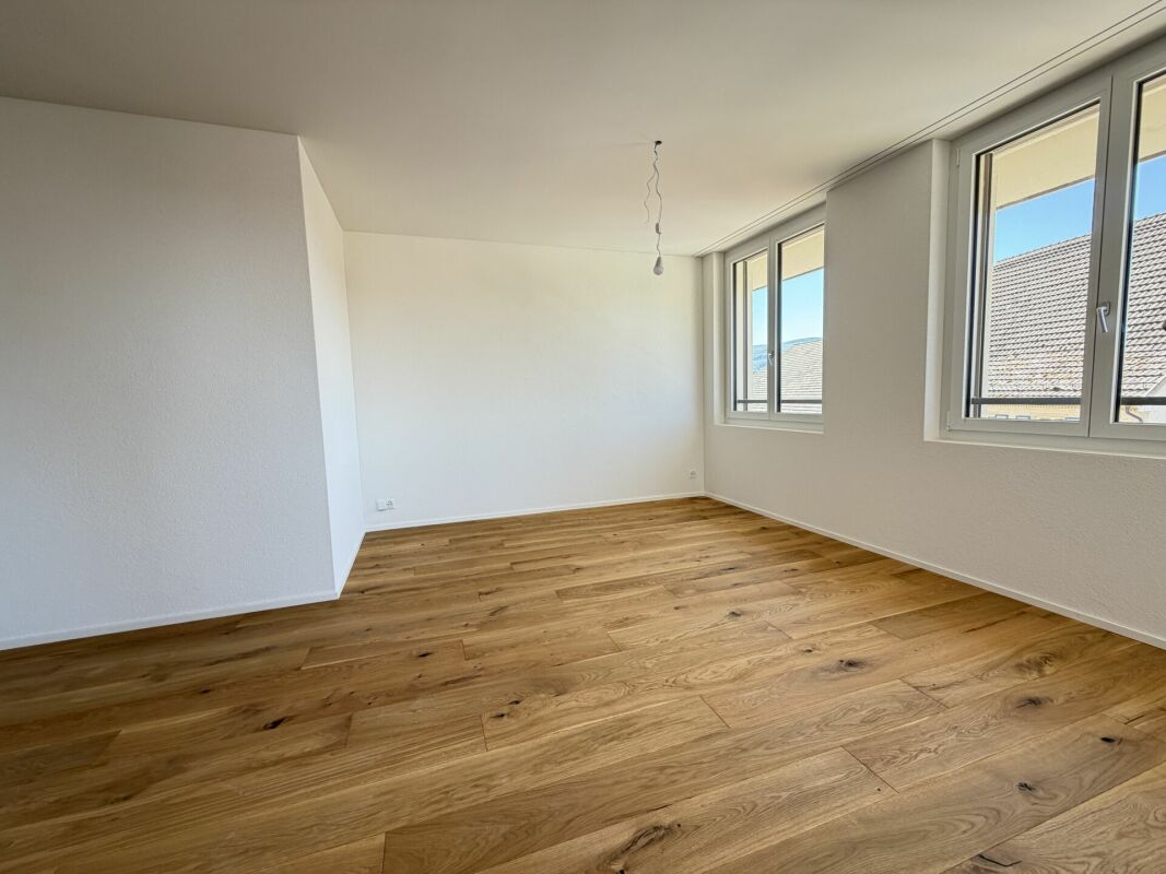 Leeres Schlafzimmer mit großen Fenstern