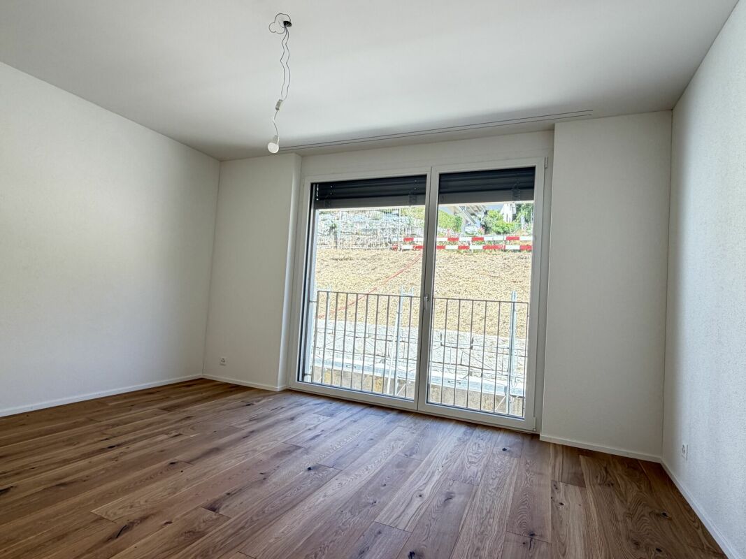 Leeres Zimmer mit Balkon-/Terrassentür