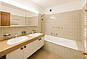 Helles, modernes Badezimmer mit Doppelwaschtisch und Badewanne