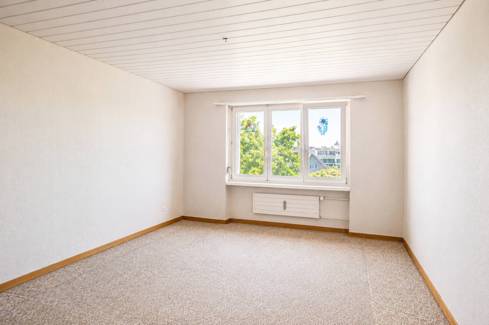 Heller leerer Wohnraum mit Fenster