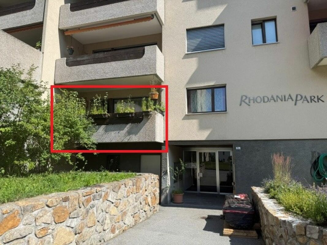 Mehrfamilienhaus mit Balkonen und Eingang