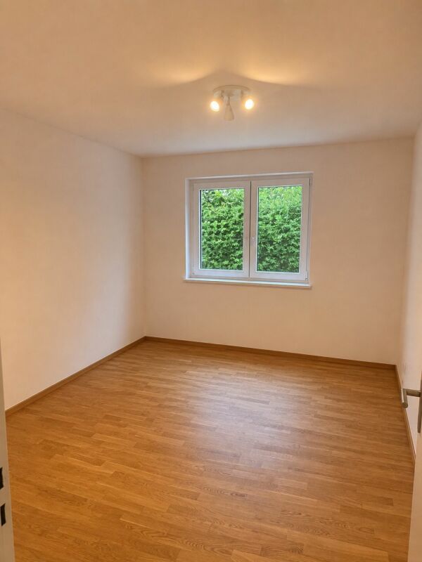 Leerer, frisch renovierter Raum mit Fenster