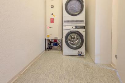 Technikraum mit Waschmaschine und Trockner