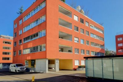 Mehrfamilienhaus mit orangefarbener Fassade