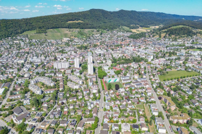 Luftaufnahme einer Stadt am Hang