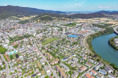 Luftaufnahme einer Wohnsiedlung am Fluss
