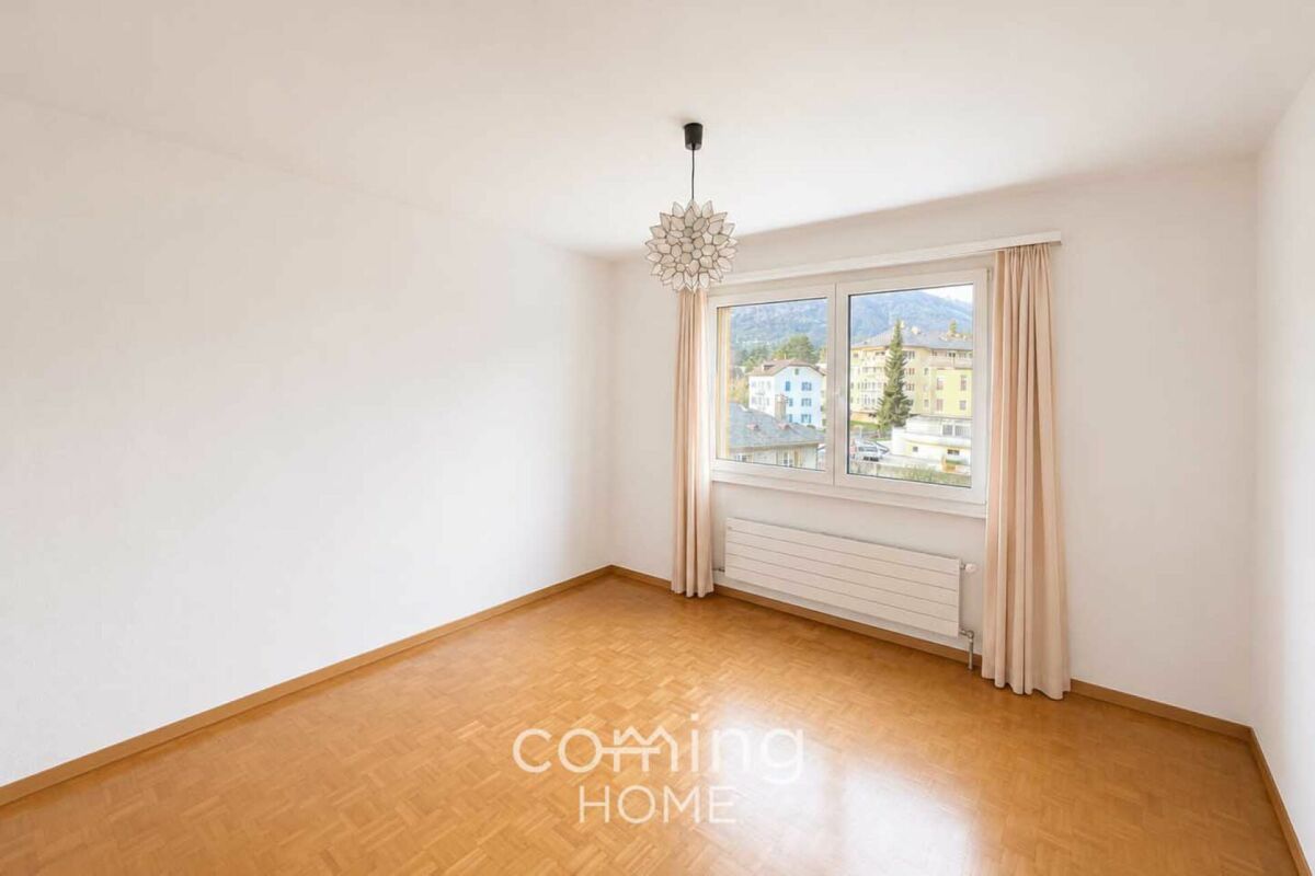 Leerer Wohnraum mit Fenster und Heizkörper