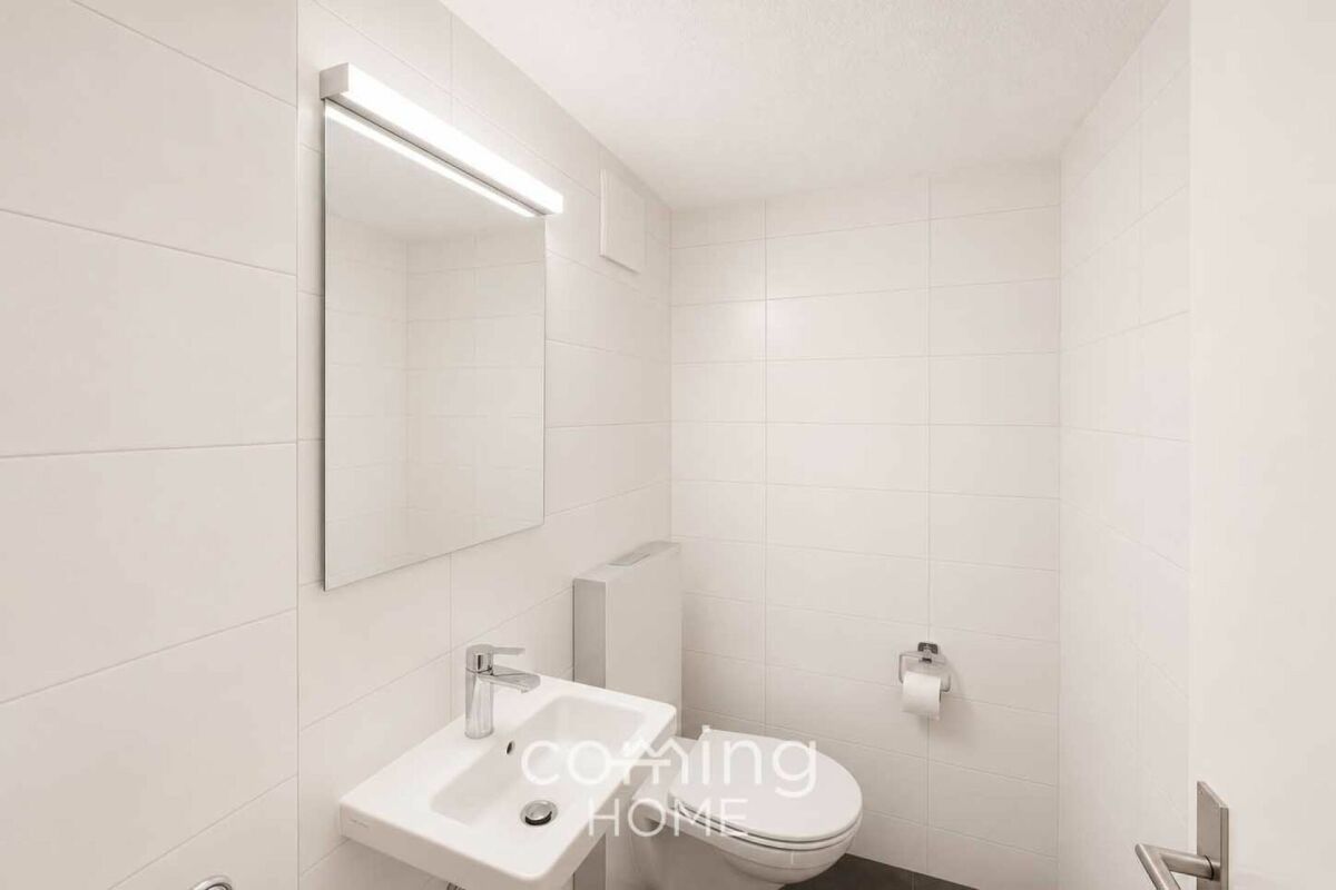 Gäste-WC mit Waschbecken und Wandtoilette