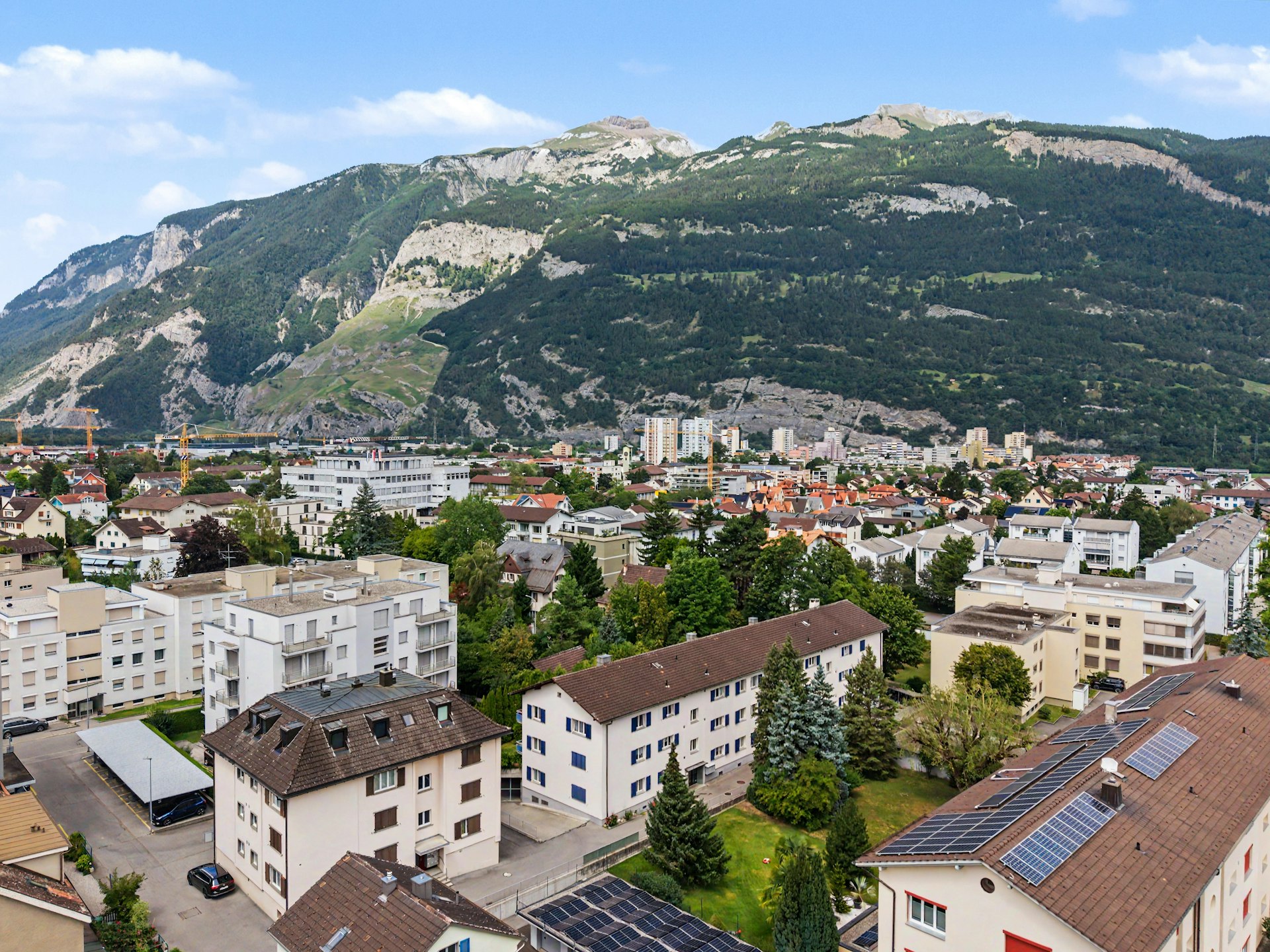 Stadtblick mit Bergpanorama
