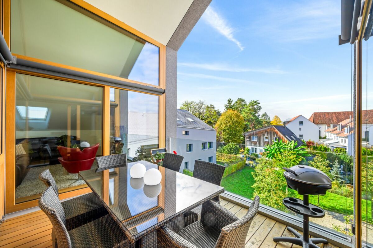 Balkon mit Glasgeländer und Gartenblick