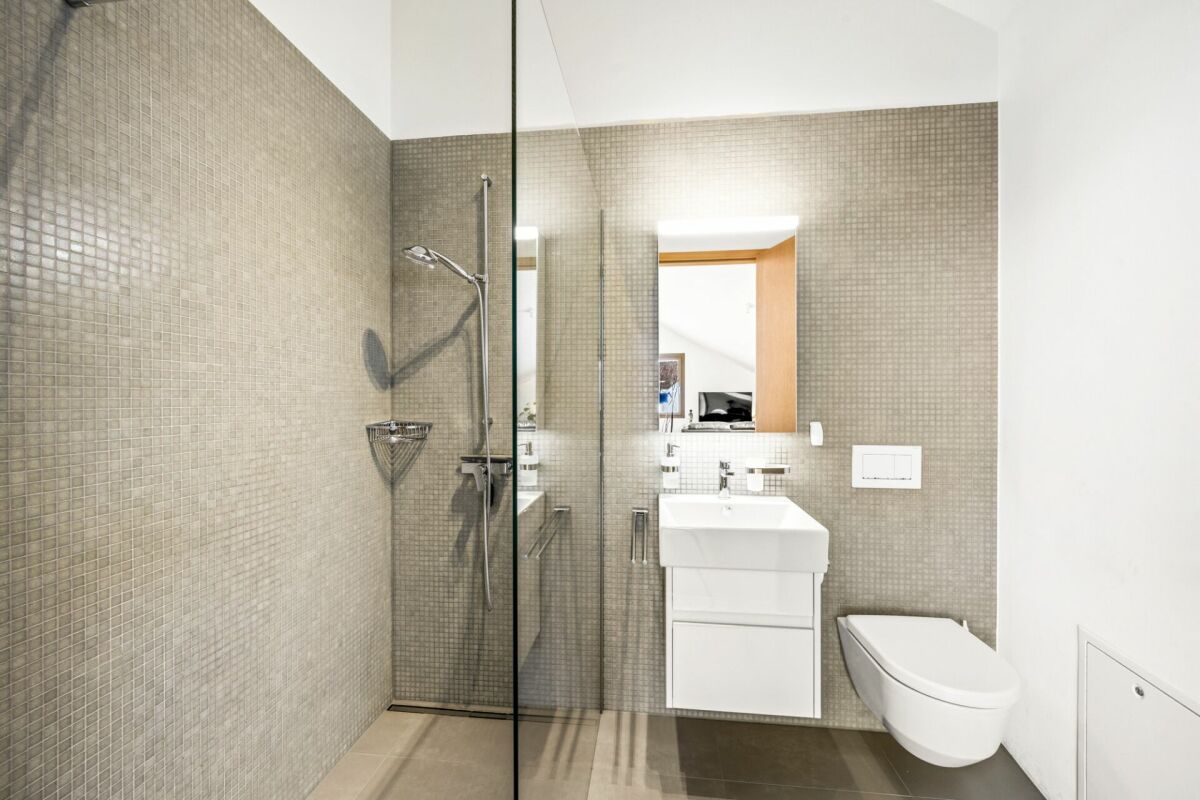 Modernes Badezimmer mit begehbarer Dusche und wandhängendem WC