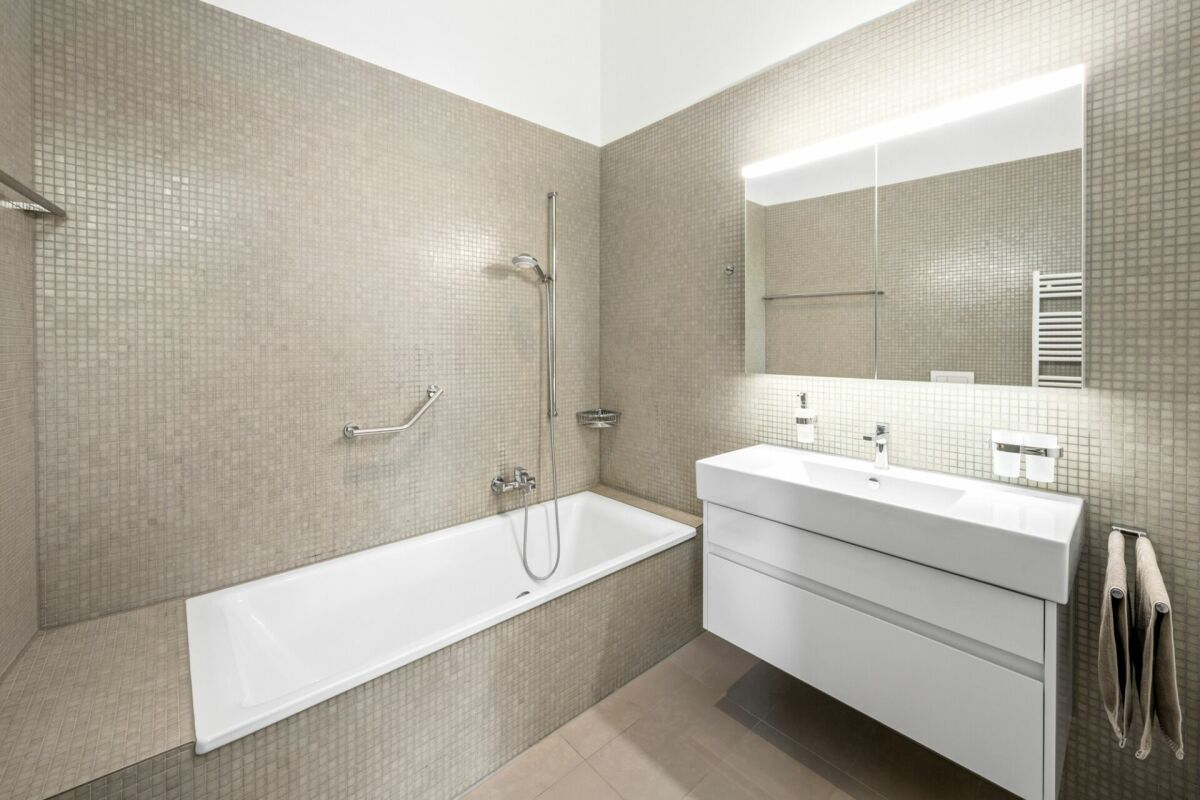 Modernes Bad mit Wanne und Waschtisch