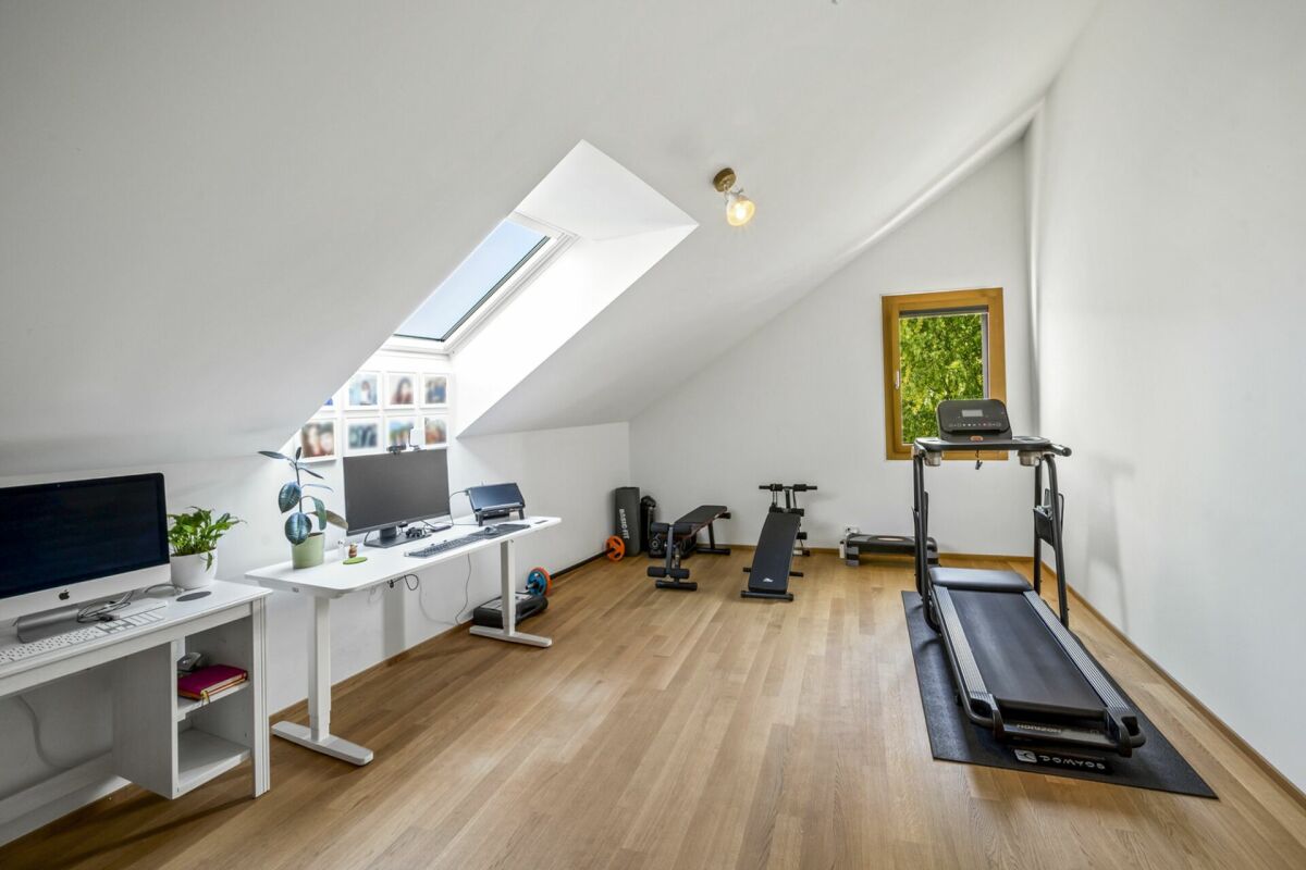 Heller Dachraum als Fitnessraum