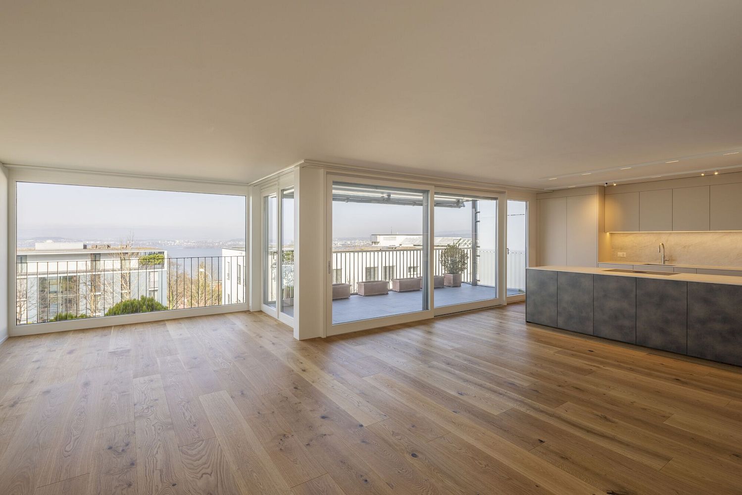 Offener Wohn- und Küchenbereich mit Terrasse