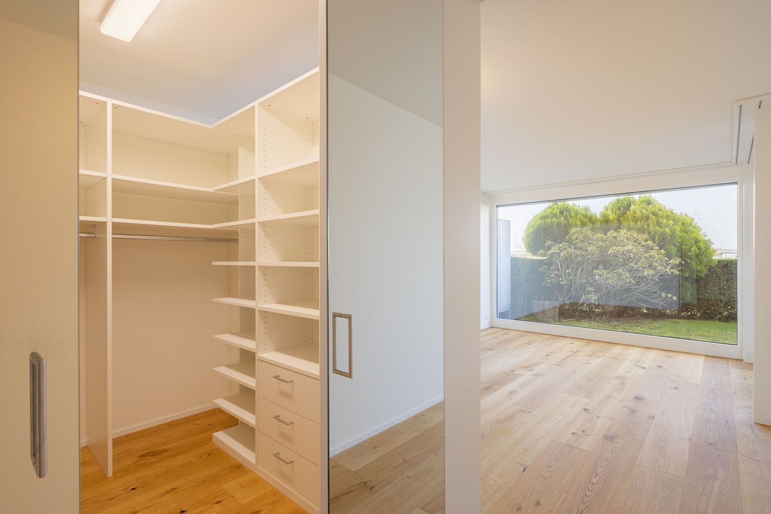 Heller Ankleidebereich mit Blick ins angrenzende Zimmer
