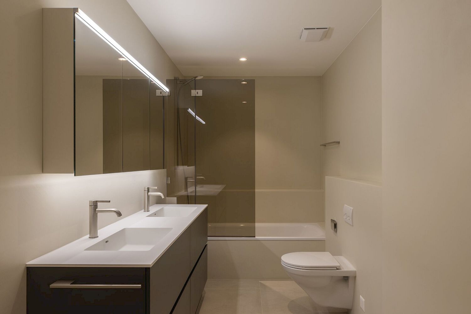 Modernes Badezimmer mit Doppelwaschtisch und Badewanne