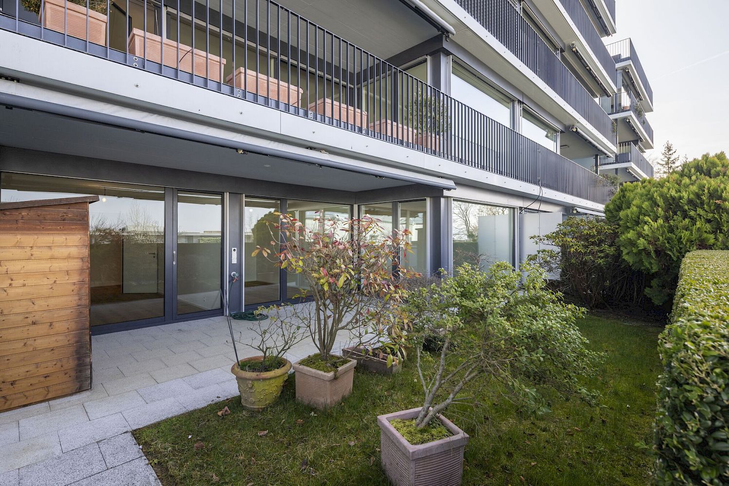 Modernes Mehrfamilienhaus mit Garten und Terrasse