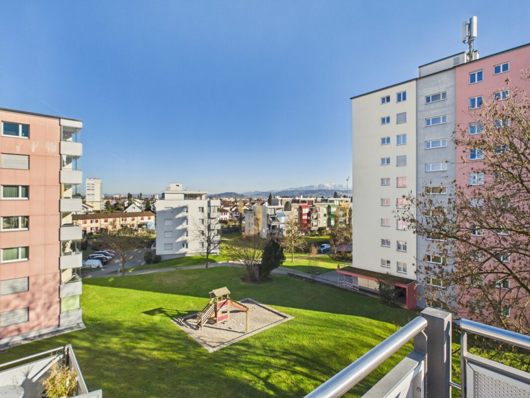 Blick vom Balkon auf Innenhof und Wohnanlage